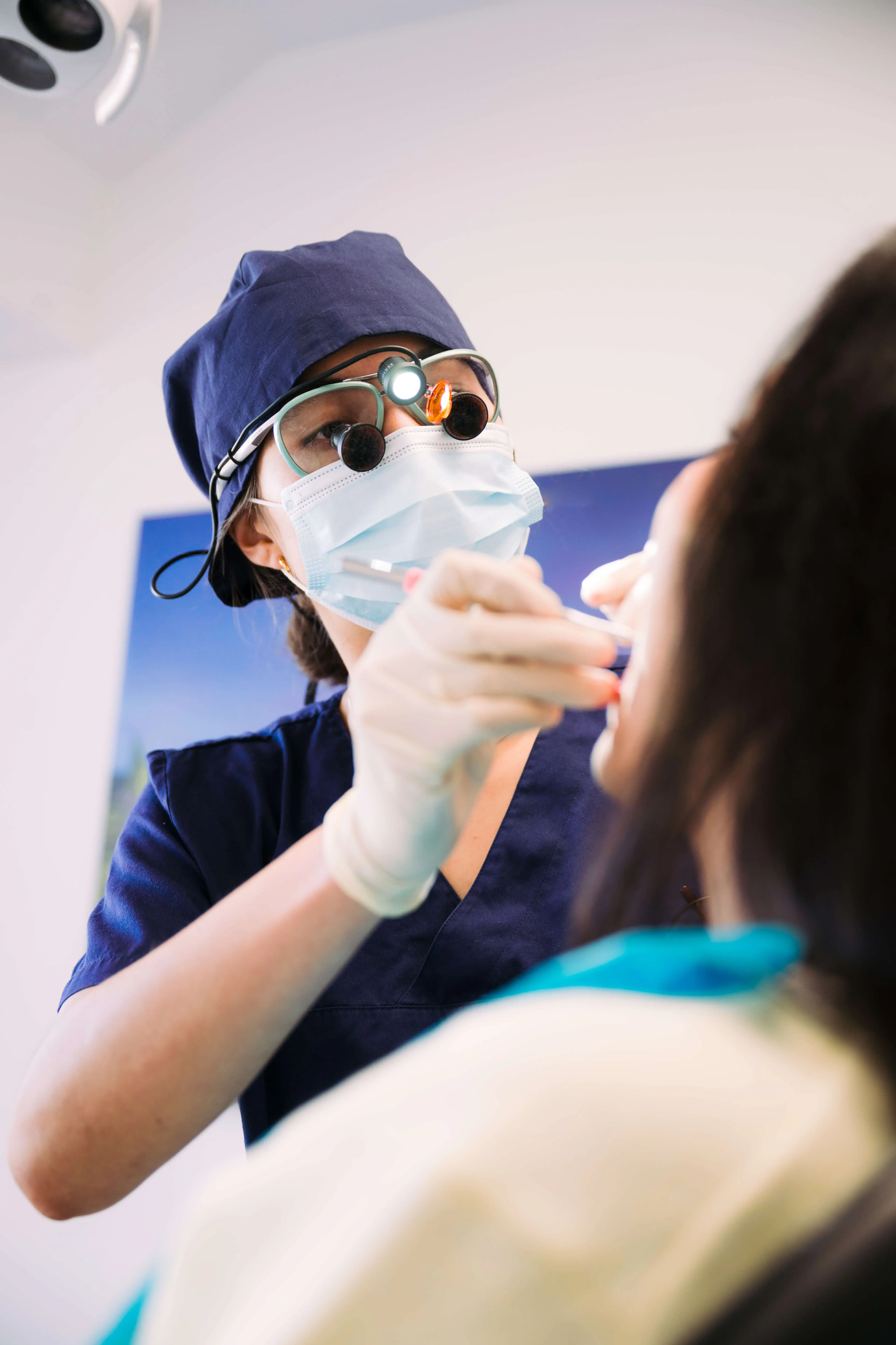 Zahnarzt bei der Behandlung