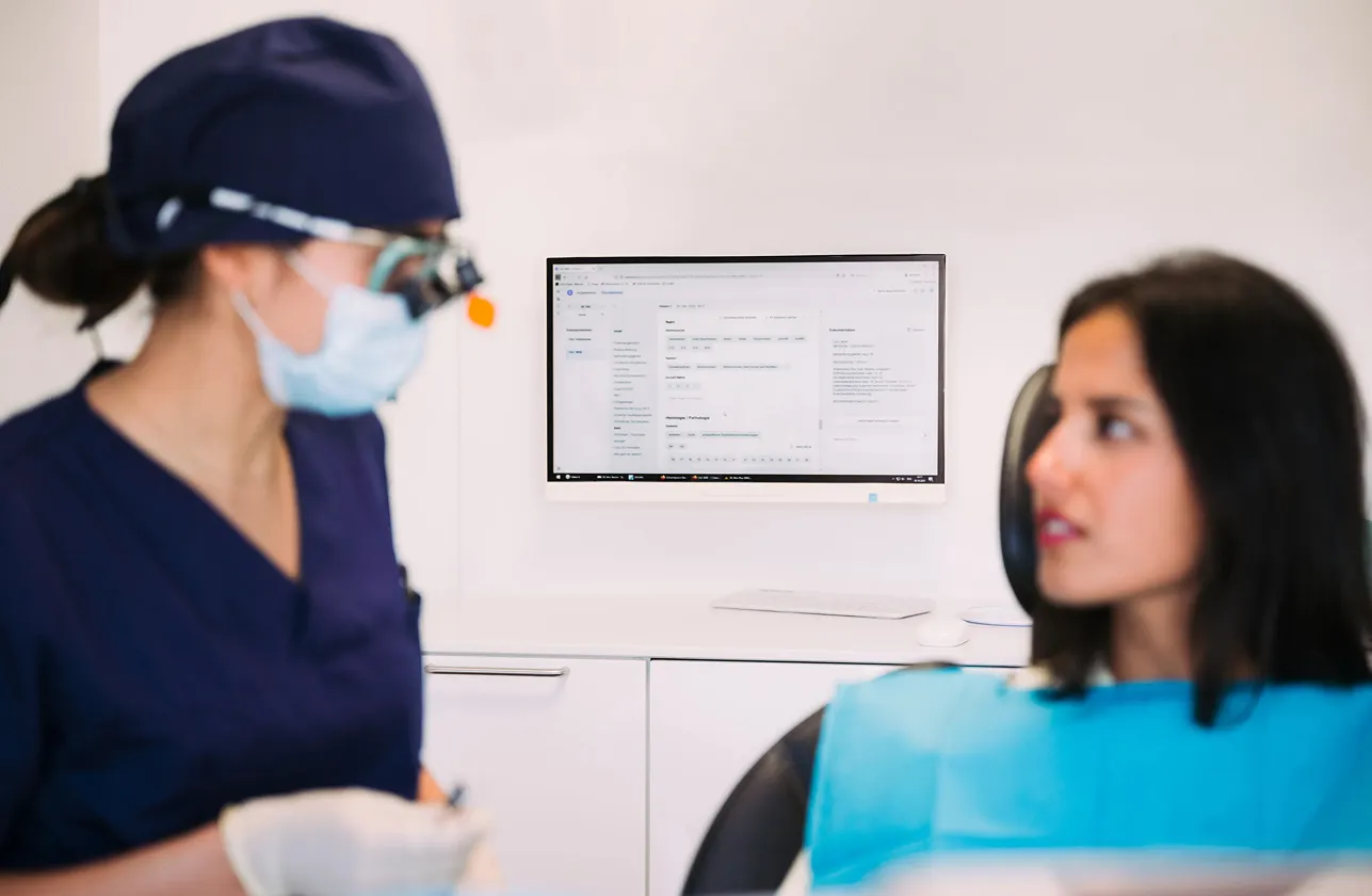 Zahnarzt und Patientin in der Praxis