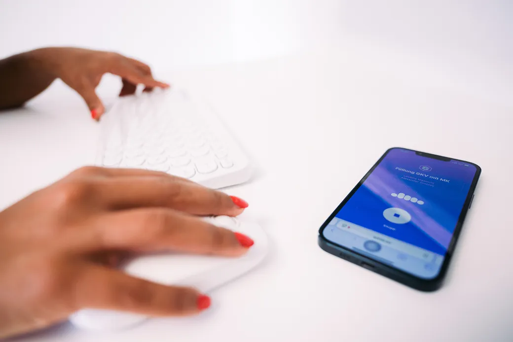 Arzt im natürlichen Gespräch mit Patient