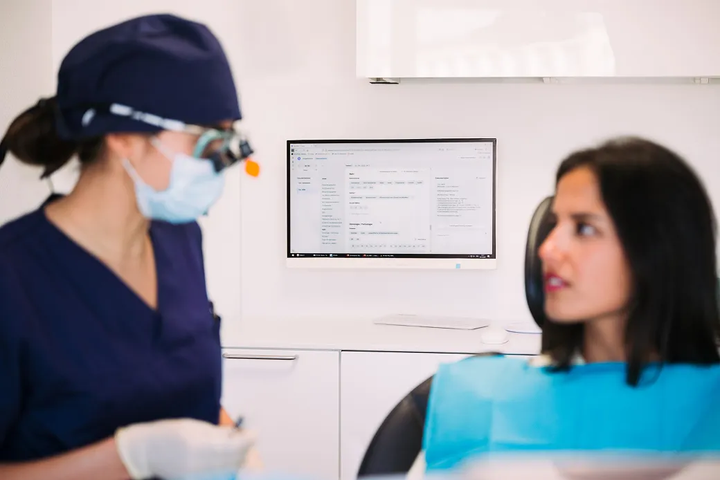 Arzt verlässt entspannt die Praxis